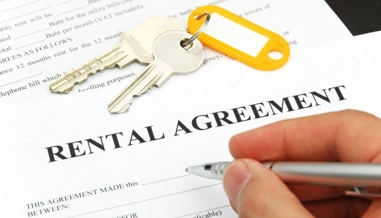House keys on mortgage rental agreement