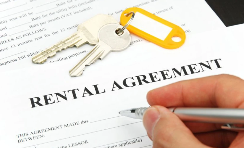 House keys on mortgage rental agreement